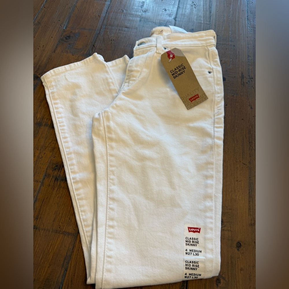 Levi classic mid-rise skinny woman’s jeans white  size 4/27. New With Tags